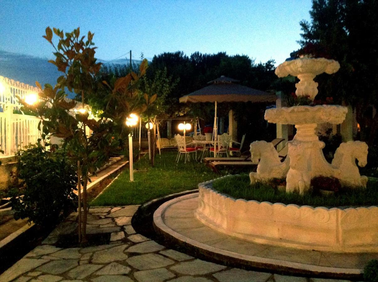 Villa Fofo - Beautiful Sea Front Villa With 650M2 Garden Nea Kallikrateia Exterior foto