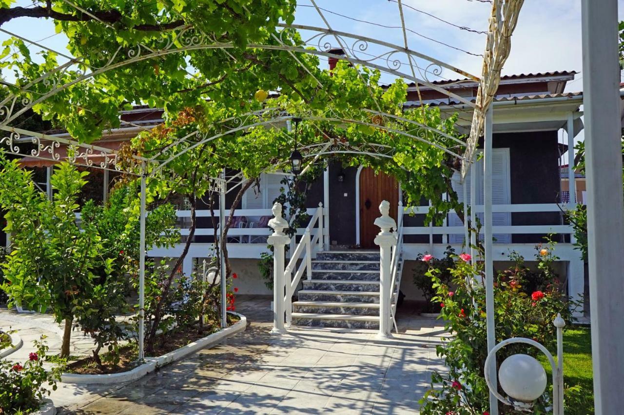 Villa Fofo - Beautiful Sea Front Villa With 650M2 Garden Nea Kallikrateia Exterior foto